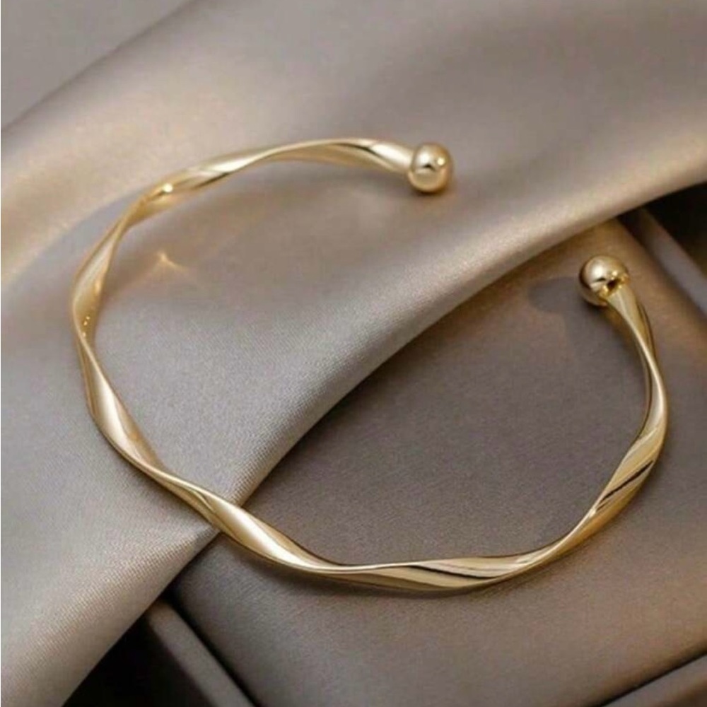 ⚠️Clearance Elegant Gold-Tone Twisted Bangle Bracelet